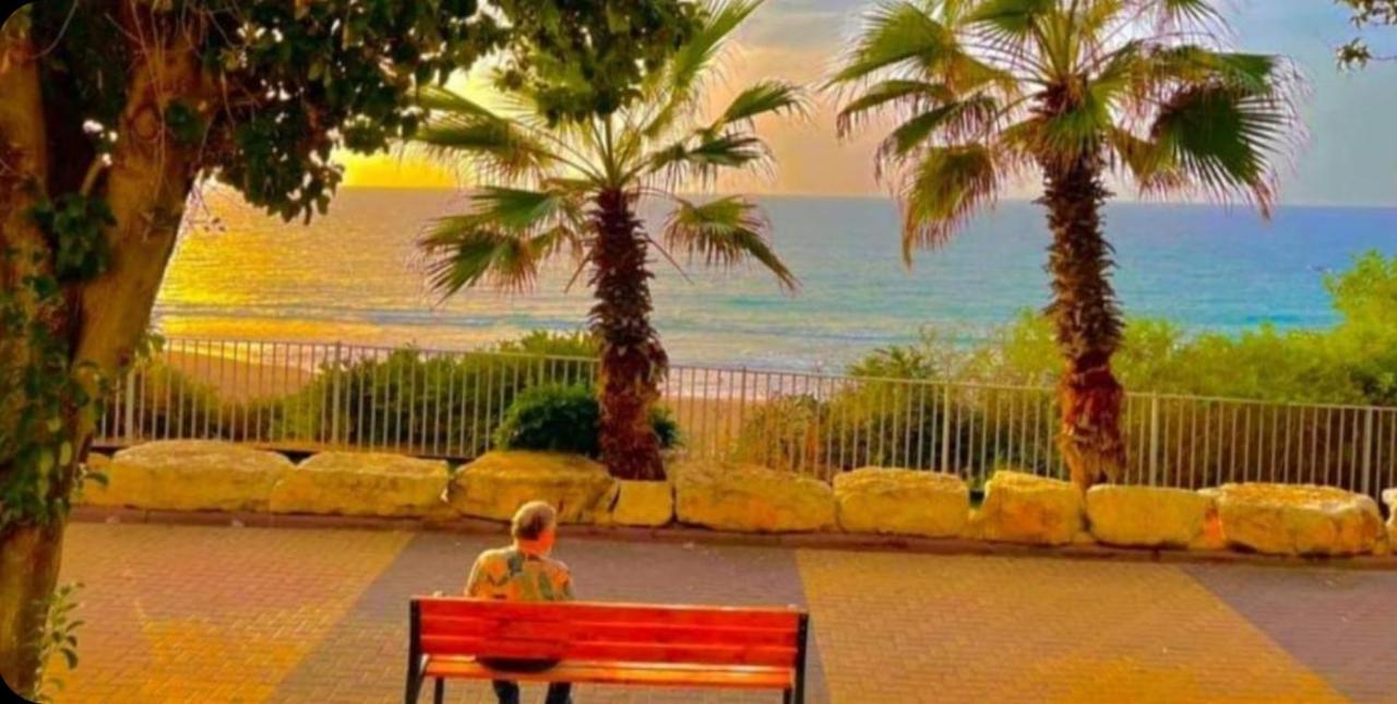 612 Apartment On The Beach Bat Yam Eksteriør billede